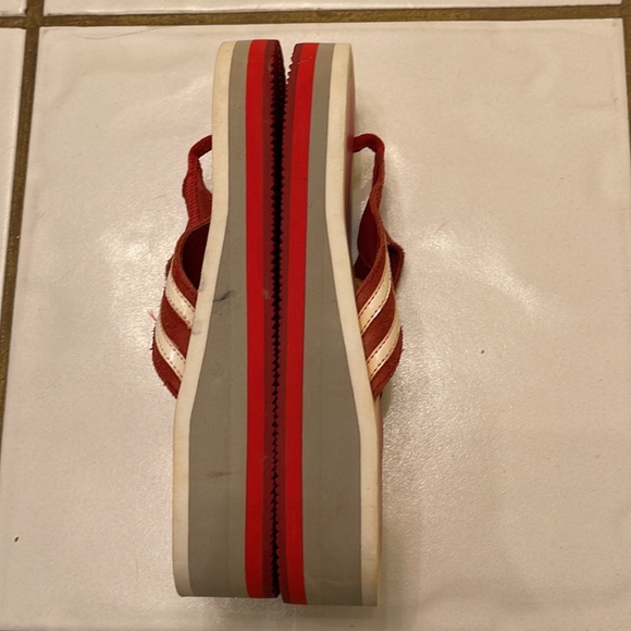 Red and white platform flip flops with suede band - Picture 4 of 7